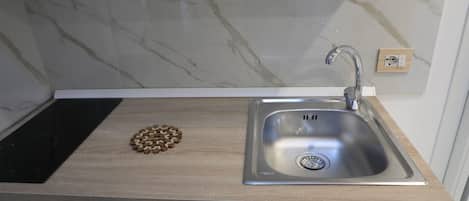 咖啡機/沖茶器、雪櫃、爐具、廚房用具/餐具/器皿