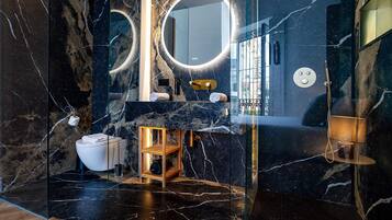 Apartment (3 Bedrooms) | Badezimmer | Dusche, kostenlose Toilettenartikel, Haartrockner, Handtücher