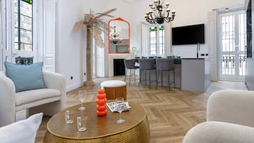 Apartment (3 Bedrooms) | Wohnbereich | 52-Zoll-Smart-TV mit Satellitenempfang