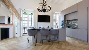 Apartment (3 Bedrooms) | Eigene Küche | Wasserkocher mit Kaffee-/Teezubehör, großer Kühlschrank, Mikrowelle