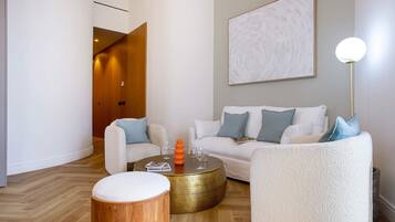 Apartment (3 Bedrooms) | Wohnbereich | 52-Zoll-Smart-TV mit Satellitenempfang