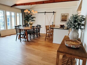 Dining - Riverfront Retreat - Pool, Karaoke, Ping Pong, Foosball & Hammocks (Jacksonville)