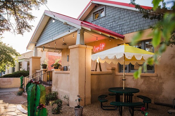 Outdoor dining - Casa Lita – Colorful Historic Family Home in the Railyard (Santa Fe)