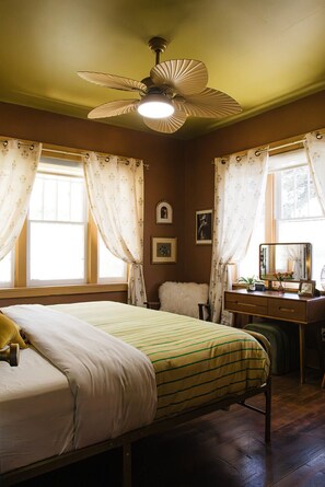 5 chambres, bureau, fer et planche à repasser, lit de bébé portatif