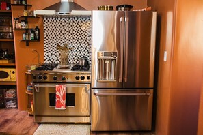 Réfrigérateur, four à micro-ondes, un four, surface de cuisson