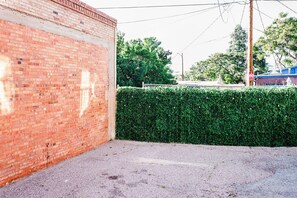 Property grounds - Casa Lita – Colorful Historic Home in the Railyard (Santa Fe)