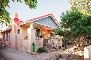 Exterior - Casa Lita – Colorful Historic Family Home in the Railyard (Santa Fe)