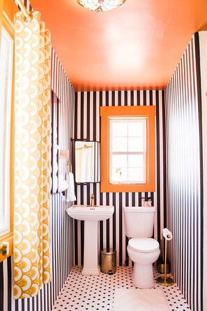 Bathroom - Casa Lita – Colorful Historic Family Home in the Railyard (Santa Fe)