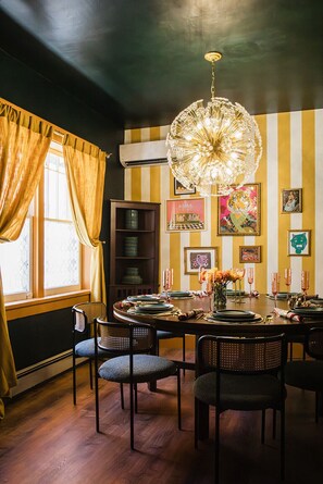 Dining - Casa Lita – Colorful Historic Home in the Railyard (Santa Fe)