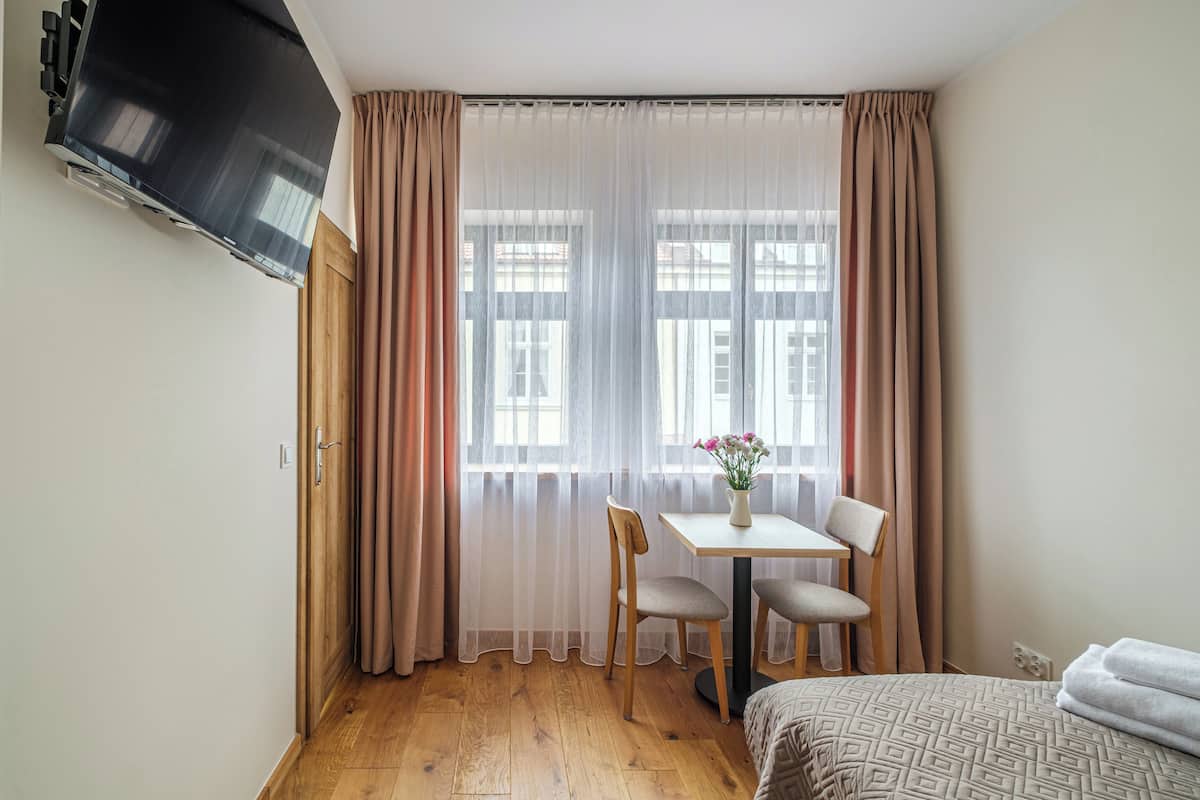 Quarto casal standard | Roupas de cama antialérgicas, cortinas blackout, quartos à prova de som