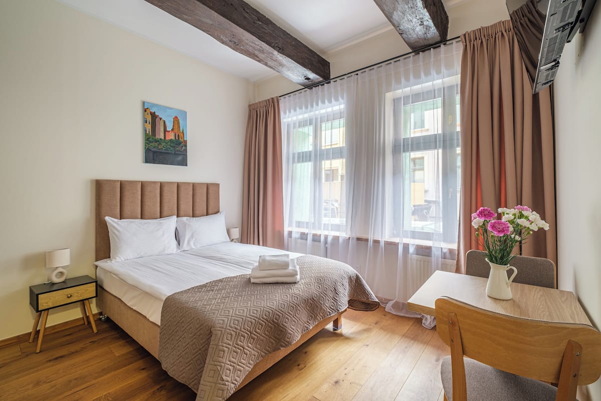 Quarto casal standard | Roupas de cama antialérgicas, cortinas blackout, quartos à prova de som
