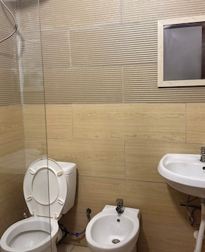 A bathroom with a toilet, bidet, and sink. - Xexi Apartments (Durrës)