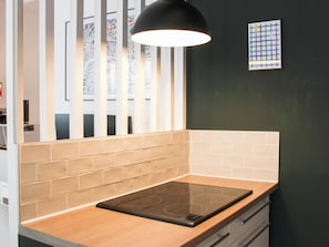 Een koelkast, een magnetron, een oven, een vaatwasser