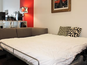 Een strijkplank/strijkijzer, wifi, beddengoed