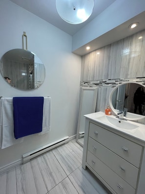 Douche, serviettes fournies, savon, papier toilette