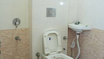 Deluxe Double Room | Bathroom | Separate tub and shower, towels