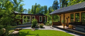 Terrace/patio - Roan's Lodge – Surrounded by nature - Close to Örebro (Frövi)