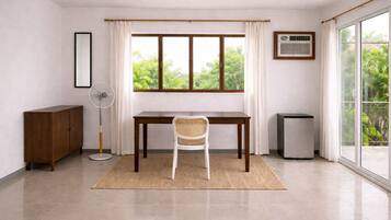Deluxe Studio Suite, Balcony, Garden View | Living area