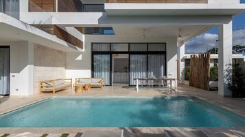 Una piscina al aire libre