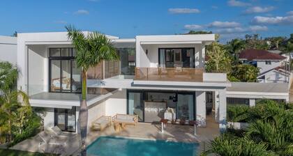 Modern villa, garden, private pool. Beaches, restaurants within walking distance