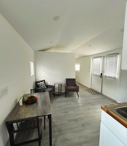 King 1414 - Cozy and Modern Studio for Rent in Lakeland