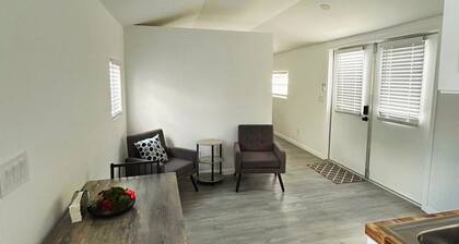 King 1414 - Cozy and Modern Studio for Rent in Lakeland