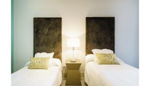 In-room safe, desk, iron/ironing board, travel cot - Elegant Plaza Mayor Apartment Historic Charm in the Heart of Madrid (Madrid)