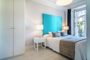 Cofres nos quartos, escrivaninha, ferros/tábuas de passar roupa