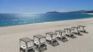 A beach with sunbeds arranged in a row. - Presidential 2-bedroom suite in enchanting San José del Cabo (San José del Cabo)