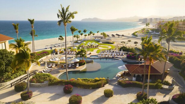 A resort with a pool, beach, palm trees, and a view of the ocean. - Presidential 2-bedroom suite in enchanting San José del Cabo (San José del Cabo)