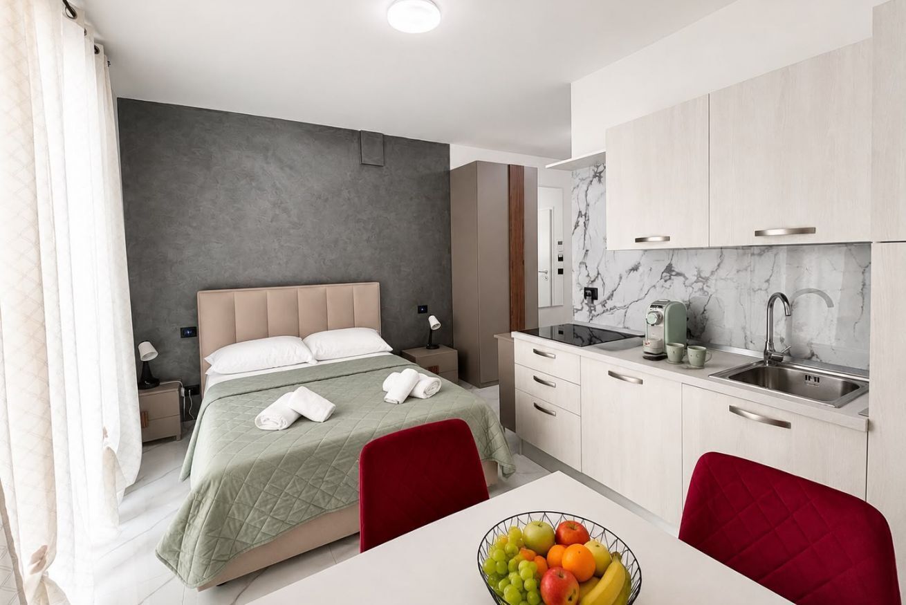 1 chambre, fer et planche à repasser