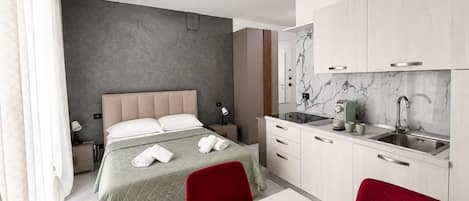 1 chambre, fer et planche à repasser