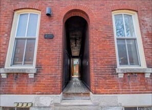 Exterior detail - Entire Soulard Apt -  4 mins to Busch Stadium - Sleeps 6 (St. Louis)