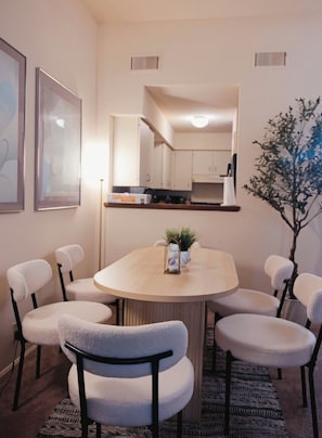 Dining - Entire Soulard Apt -  4 mins to Busch Stadium - Sleeps 6 (St. Louis)