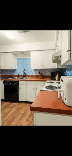Private kitchen - Entire Soulard Apt -  4 mins to Busch Stadium - Sleeps 6 (St. Louis)