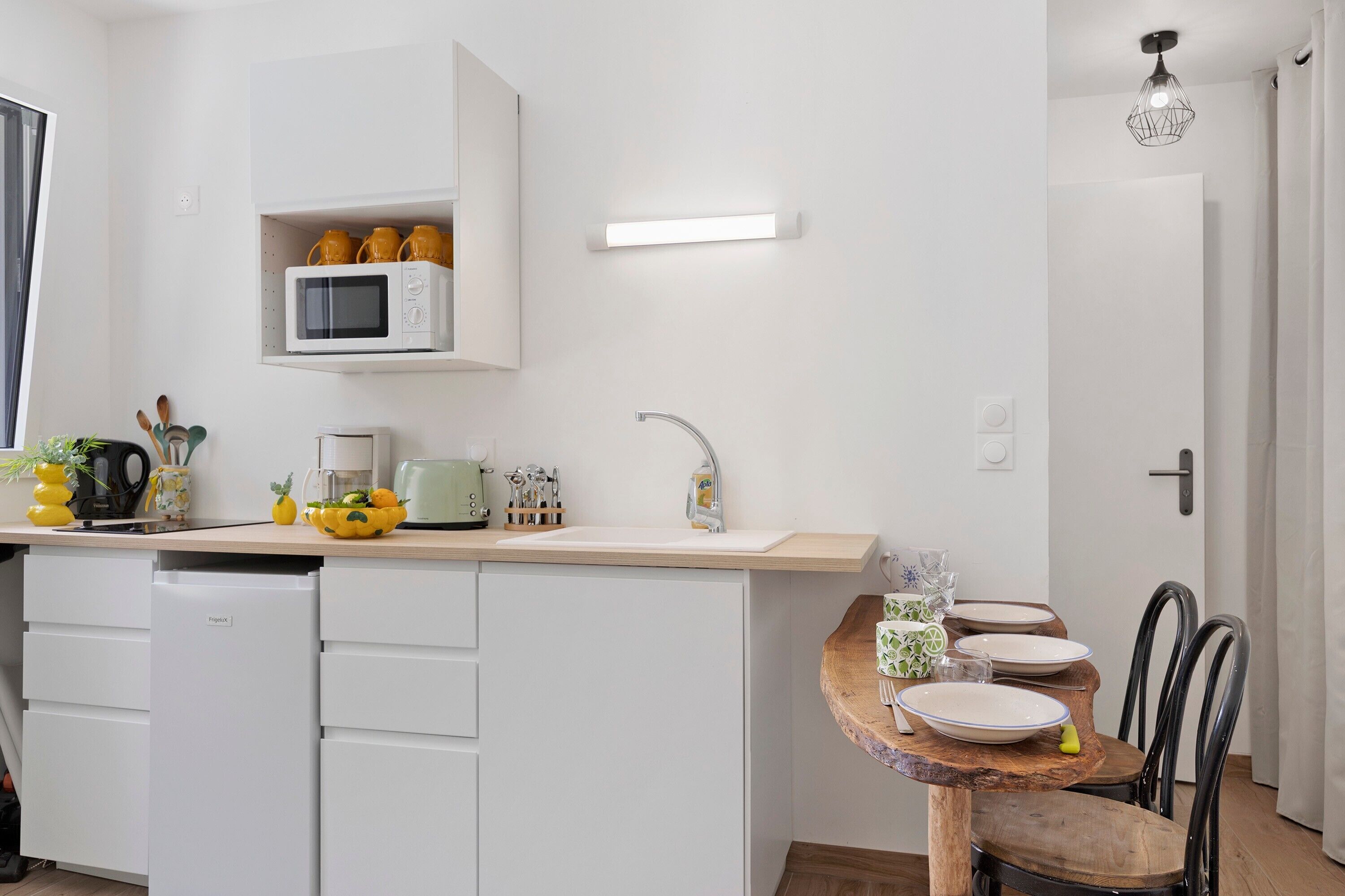 Coffee/tea maker, fridge, microwave, oven