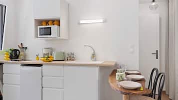 Coffee/tea maker, fridge, microwave, oven