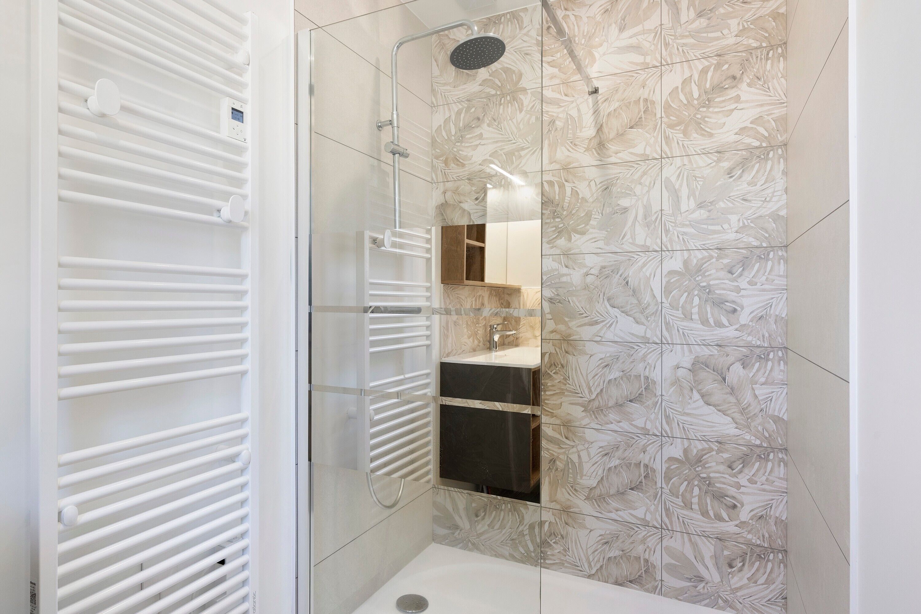 Douche, sèche-cheveux, serviettes fournies