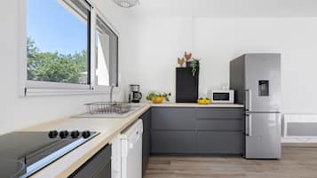 Coffee/tea maker, fridge, microwave, oven