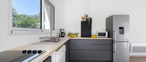 Wasserkocher mit Kaffee-/Teezubehör, Kühlschrank, Mikrowelle, Ofen
