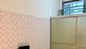 Un baño con inodoro, ducha y lavabo.