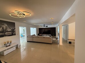 Smart TV - Beautiful Oasis Private Pool 20 mins to the World Cup (Plantation)