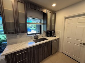 Private kitchen - Beautiful Oasis Private Pool 20 mins to the World Cup (Plantation)