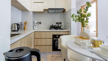 Full-size fridge, microwave, oven, stovetop