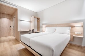 In-room safe, desk, laptop workspace, soundproofing - Moov Hotel Matosinhos Sul (Matosinhos, Portugal)