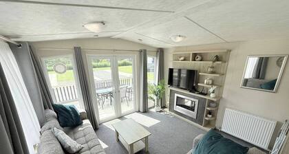 Golden Palm The Retreat 38, Sleeps 6 Pet Friendly