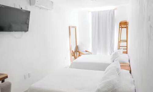 Hotel Punto Oriente: 2 Beds, A/C, and Free Parking