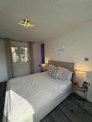2 室のベッドルーム、アイロン / アイロン台、WiFi、ベッドシーツ