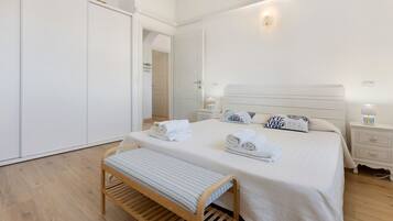 2 slaapkamers, een strijkplank/strijkijzer, beddengoed
