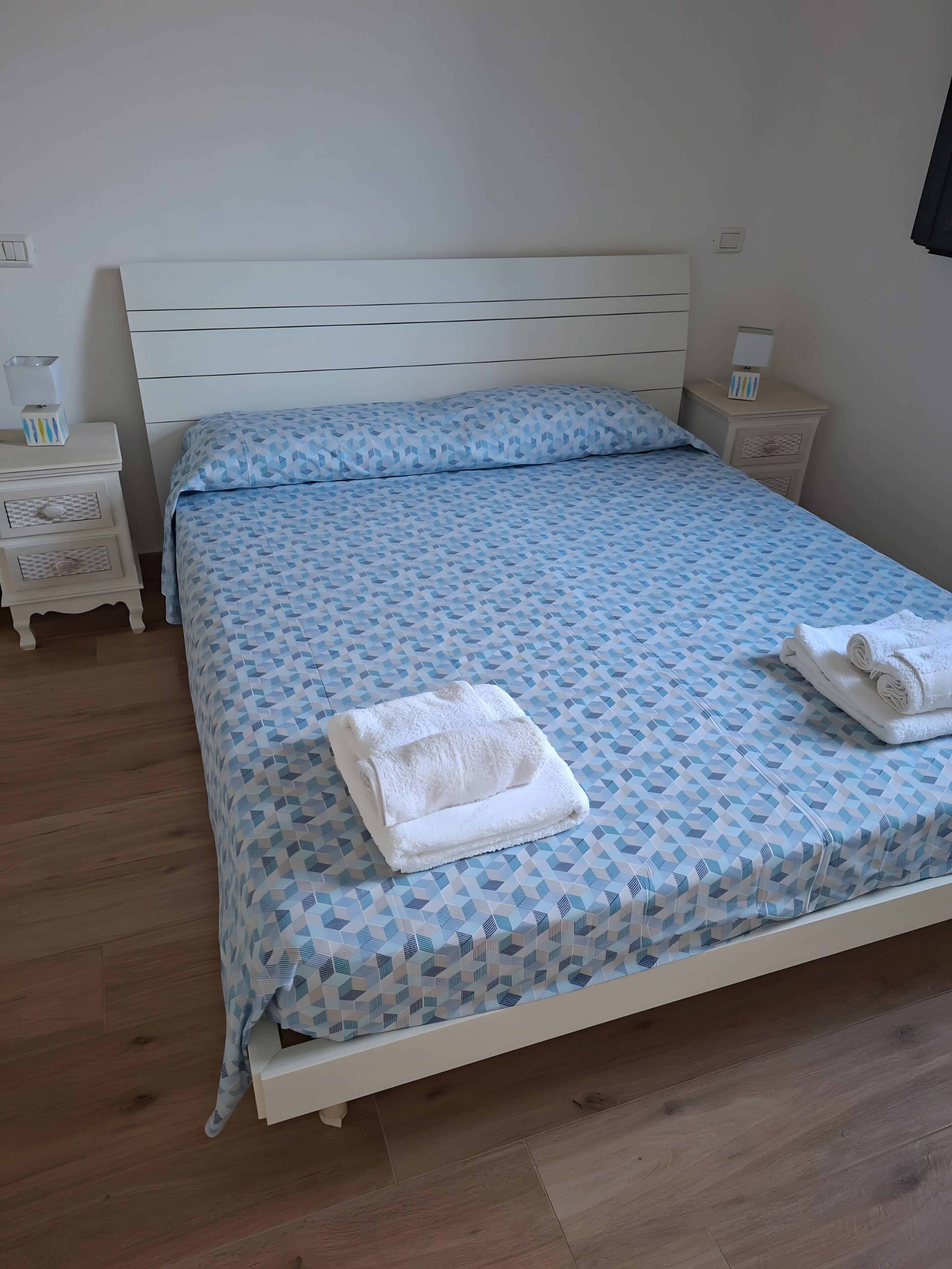 Iron/ironing board, bed sheets